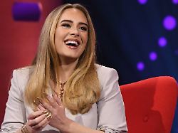 die britische saengerin adele ist zu gast in der graham norton show des senders bbc