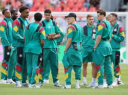 die deutschen spieler auf dem stadionrasen nach der ankunft