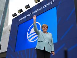 die ehemalige bundeskanzlerin angela merkel cdu winkt als sie am donnerstag dem 18 juni 2026 in chicago bei der einweihungsfeier fuer das obama presidential center vorgestellt wird