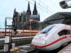 die meisten fernverkehrszuege auf deutschen schienen tragen derzeit die farben der deutschen bahn doch zwei konkurrenten wollen dem bundeseigenen konzern marktanteile abspenstig machen 2