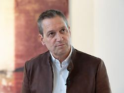 dieter nuhr kuenstler kabarettist eroeffnung der ausstellung woanders ist ueberall von dieter nuhr in der kreuzeskirche essen 28 05 2024