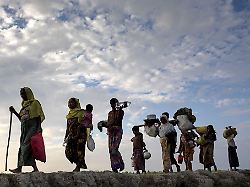 drangsaliert und teilweise zwangsrekrutiert fluechtende rohingya aus myanmar