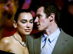 dua lipa und callum turner bei der premiere des kinofilms rosebush pruning auf der berlinale 2026 76 internationale filmfestspiele berlin im berlinale palast berlin 14 02
