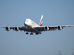 ein airbus a380 der emirates airline ist im landeanflug auf den frankfurter flughafen