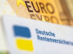 ein ausweis der deutschen rentenversicherung liegt zusammen mit euro banknoten