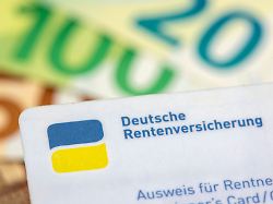ein ausweis der deutschen rentenversicherung und euro bargeld als symbolbild fuer rente rentenzahlung und rentenreform nur fuer redaktionelle verwendung