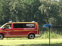 ein einsatzfahrzeug der feuerwehr steht bei der suche nach einem vermissten achtjaehrigen jungen an einem badesee bei hannover