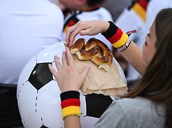 ein fan isst eine brezel ges fussball training der deutschen fussball nationalmannschaft in winston salem 08 06