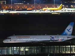 ein flugzeug verlaesst die parkposition nach mitternacht auf dem flughafen leipzig halle die maschine startet am fruehen morgen als abschiebeflug nach afghanistan
