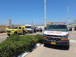 ein krankenwagen steht am einsatzort nach einer serie von schusswaffenangriffen in israel