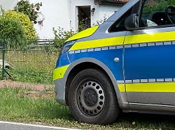 ein polizeiwagen steht an einer strasse die bundesanwaltschaft ermittelt gegen mutmassliche mitglieder der terrororganisation islamischer staat is