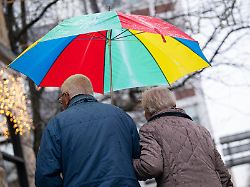ein seniorenpaar laeuft durch die bremer innenstadt