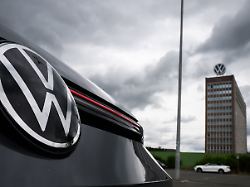 ein vw golf gti steht auf einem parkplatz in sichtweite vom markenhochhaus auf dem gelaende vom vw werk wolfsburg die volkswagen ag laedt seine aktionaere zur ordentlichen hauptversammlung