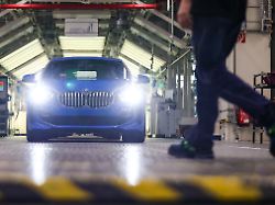 ein blauer bmw 1er laeuft im bmw group werk leipzig vom band