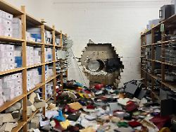 ein grosses loch ist in der wand des tresorraums einer sparkasse zu sehen