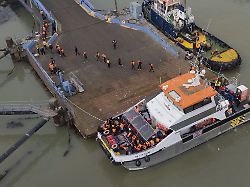 eine gruppe von menschen bei denen es sich vermutlich um migranten handelt kommt nach einem zwischenfall mit einem kleinen boot im aermelkanal an bord eines schiffes der border force im hafen an