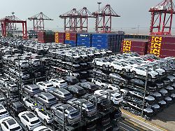 eine luftaufnahme zeigt chinesische autos mit hybrid oder elektroantrieb fuer den export in einem terminal des hafens taicang in der ostchinesischen provinz jiangsu