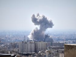 eine rauchwolke steigt am 1 3 2026 nach einer explosion in teheran auf die usa und israel haben am vortag mit den angriffen auf den iran begonnen 1