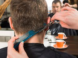 einem mann werden in einem frisoersalon die haare geschnitten markt schwaben 25 02