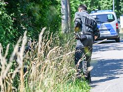 einsatzkraefte der polizei bei der suche nach einem vermissten kleinkind im einsatz