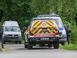 einsatzkraefte von rettungsdienst und polizei sind bei der suche nach einem vermissten kleinkind im einsatz