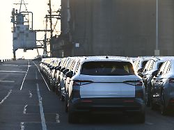 eng an eng stehen zahlreiche autos auf der verladepier die von us praesident trump angekuendigten sonderzoelle koennten insbesondere den export von fahrzeugen aus europa in die usa betreffen
