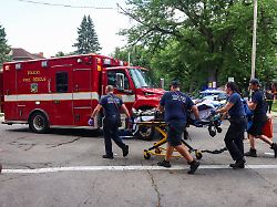 ersthelfer helfen einer verletzten frau nach einem schusswaffenvorfall bei einem sommerfestival in toledo ohio