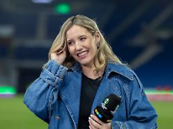 fr strasbourg fussball uefa conference league viertelfinale rueckspiel racing strasbourg vs fsv fsv mainz 05 im bild v l laura papendick moderatorin rtl 16 04