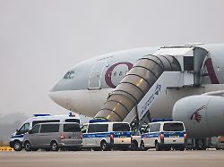 fahrzeuge der bundespolizei stehen an einem flugzeug der qatar airways auf dem vorfeld am flughafen leipzig halle