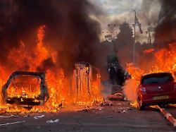 fahrzeuge die von demonstranten in der lendrick street in belfast in brand gesetzt wurden waehrend unruhen nach einem messerangriff am montagabend in der stadt aufflammten 1
