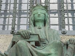 figur der justitia landgericht tegeler weg osnabruecker strasse charlottenburg berlin deutschland figure of justice tegeler weg district court osnabruecker strasse charlottenburg berlin germany