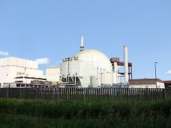 foto der ansicht des kernkraftwerkes brokdorf mit atomkuppel laderampe schornstein und sicherheitszaun aufgenommen am 09