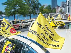 frankfurt 1 juli 2025 frankfurt 1 juli 2025 mehrere hundert taxifahrer demonstrieren unter dem motto fairer wettbewerb statt sozialdumping gegen fahrdienstvermittler