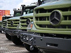 fuer das militaer ausgestatte laster vom typ zetros stehen vor einer produktionshalle eines lkw montagewerks von mercedes benz trucks in woerth am rhein 1