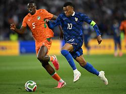 fussball maenner laenderspiele frankreich elfenbeinkueste wilfried stephane singo l verteidiger der elfenbeinkueste kaempft mit frankreichs stuermer kylian mbappe r um den ball