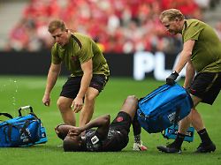 fussball maenner wm 2026 kanada katar vorrunde gruppe b 2 spieltag bc place vancouver der kanadier ismael kone unten liegt mit einer verletzung auf dem rasen und wird medizinisch versorgt 1