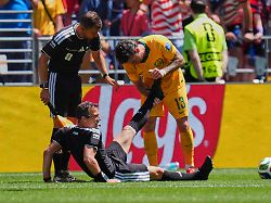 fussball maenner wm 2026 usa australien vorrunde gruppe d spieltag 2 seattle stadion schiedsrichter felix zwayer deutschland sitzt auf dem rasen bekommt vom australier aiden o neill unterstuetzung 1