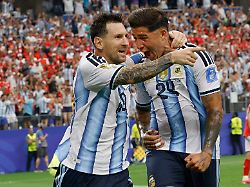 fussball maenner wm argentinien oesterreich vorrunde gruppe j 2 spieltag dallas stadion der argentinier lionel messi l jubelt nach seinem tor zum 1 0 mit enzo fernandez