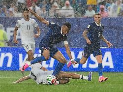 fussball maenner wm frankreich irak vorrunde gruppe i 2 spieltag philadelphia stadion der iraker hussein ali irak setzt sich im regen gegen den franzosen kylian mbappe durch