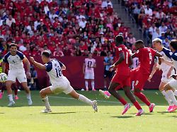 fussball maenner wm kanada bosnien herzegowina vorrunde gruppe b 1 spieltag toronto stadion der kanadier cyle larin 3vr erzielt das tor zum 1 1 1