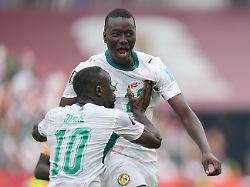 fussball maenner wm senegal irak vorrunde gruppe i 3 spieltag toronto stadion die senegalesen pape gueye r und sadio mane 10 feiern das dritte tor ihrer mannschaft
