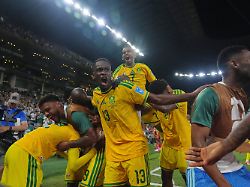 fussball maenner wm vorrunde gruppe a 3 spieltag suedafrika suedkorea der suedafrikaner thapelo maseko 12 feiert mit seinen mannschaftskollegen nachdem er das erste tor fuer seine mannschaft erzielt hat