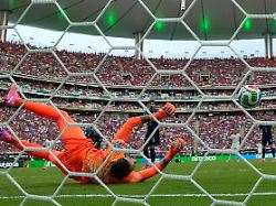 fussball maenner wm vorrunde gruppe h 3 spieltag uruguay spanien der uruguayische torhueter fernando muslera 23 ist bei einem schuss des spaniers alex baena 15 chancenlos