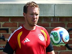 fussball wm 2026 nationalmannschaft deutschland abschlusstraining vor dem letzten gruppenspiel gegen ecuador bundestrainer julian nagelsmann am ball waehrend der trainingseinheit