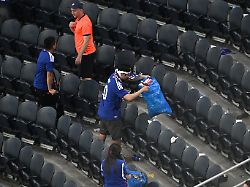 fussball wm 2026 niederlande japan vorrunde gruppe f 1 spieltag dallas stadion japanische fans raeumen nach dem wm gruppenspiel den muell im stadion auf