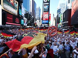 fussball wm nationalmannschaft vor dem letzten gruppenspiel gegen ecuador deutsche fans feiern am times square