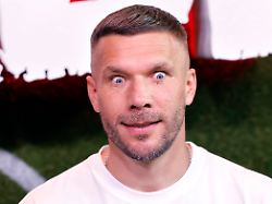 fussballspieler lukas podolski macht grosse augen bei der premiere der netflix doku poldi im rheinenergiestadion koeln 27 05