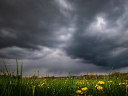 gewittrige stimmung im landkreis pfaffenhofen in bayern zumindest kuendigt sich hier ein heftiger regenschauer an