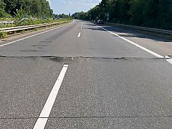 handout auf der autobahn 5 zwischen zwingenberg und bensheim in fahrtrichtung sueden hat sich die fahrbahndecke gehoben