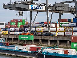hafen duisburg ruhrort container frachtschiff wird am decete duisburger container terminal beladen duisport vinckekanal duisburg nrw deutschland